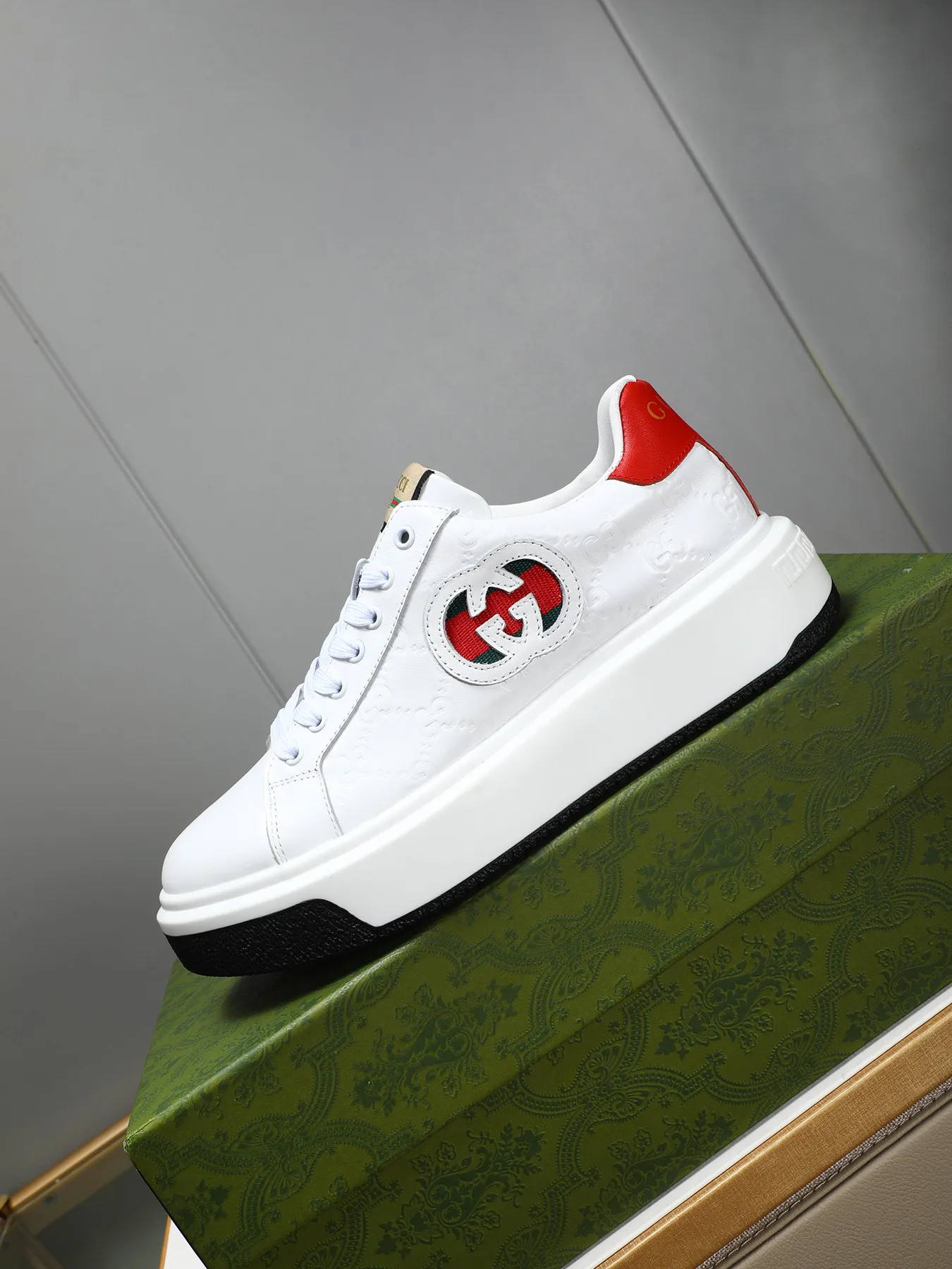 Men's shoes 💰480 New men's shoes GUCCI Fashion trend Made of first-layer calfskin ➕ washed sheep lining! The foot feels super comfortable and the workmanship is impeccable. Foam ultra-light outsole, size: 38-44 (45 customized) 4 colors to choose from!